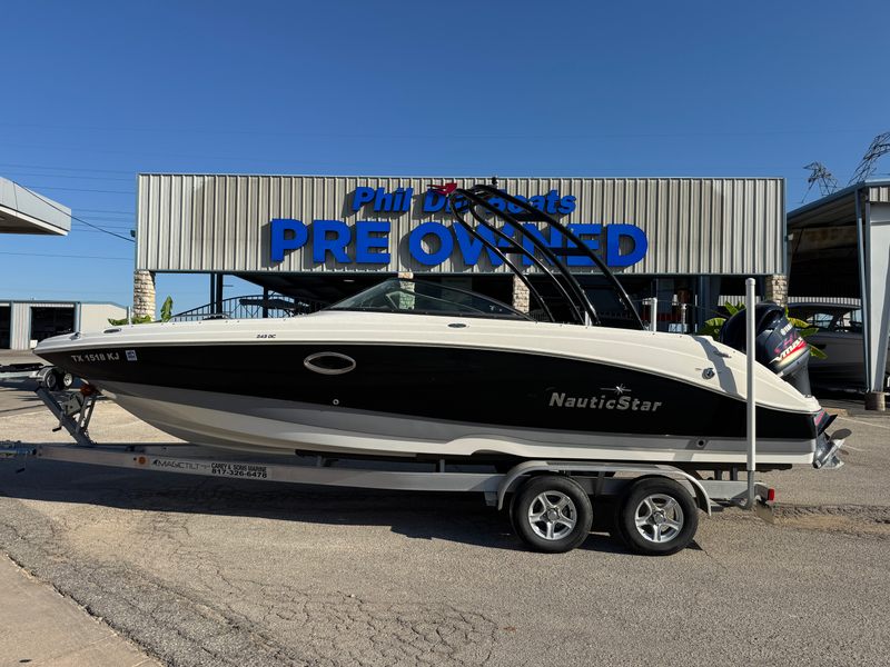 2021 Nauticstar 243 DC