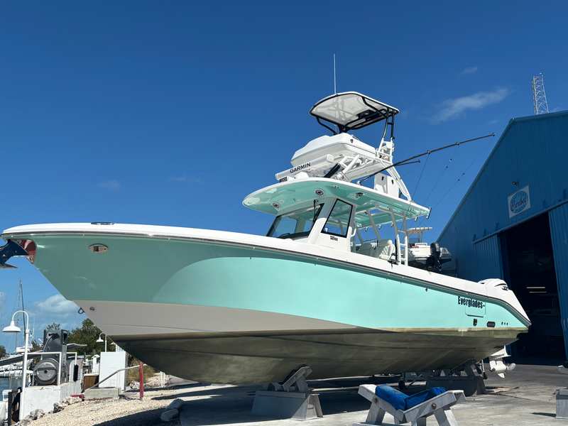 2021 Everglades 335 CC